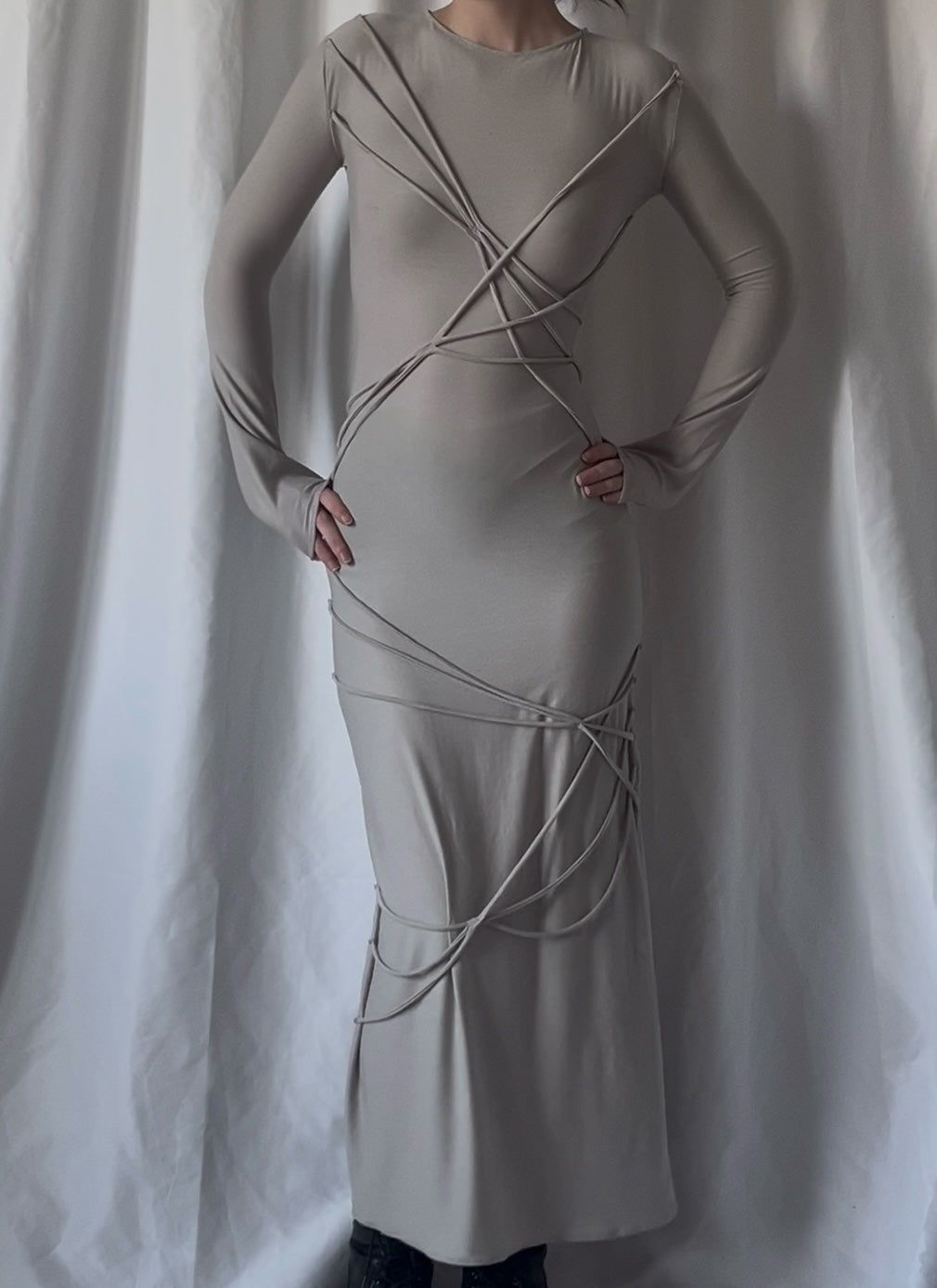 Robe à cordons noués