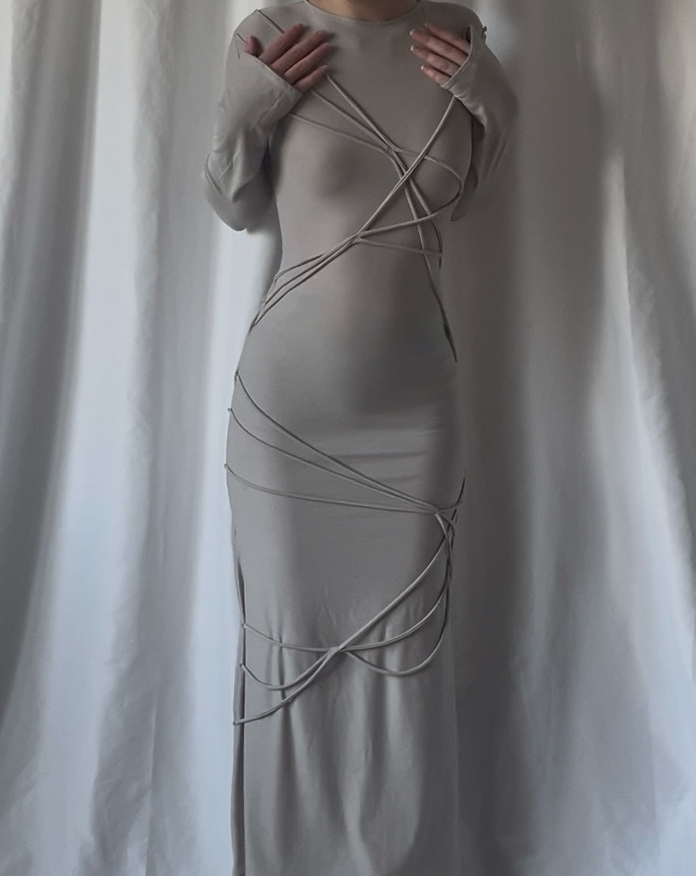 Robe à cordons noués