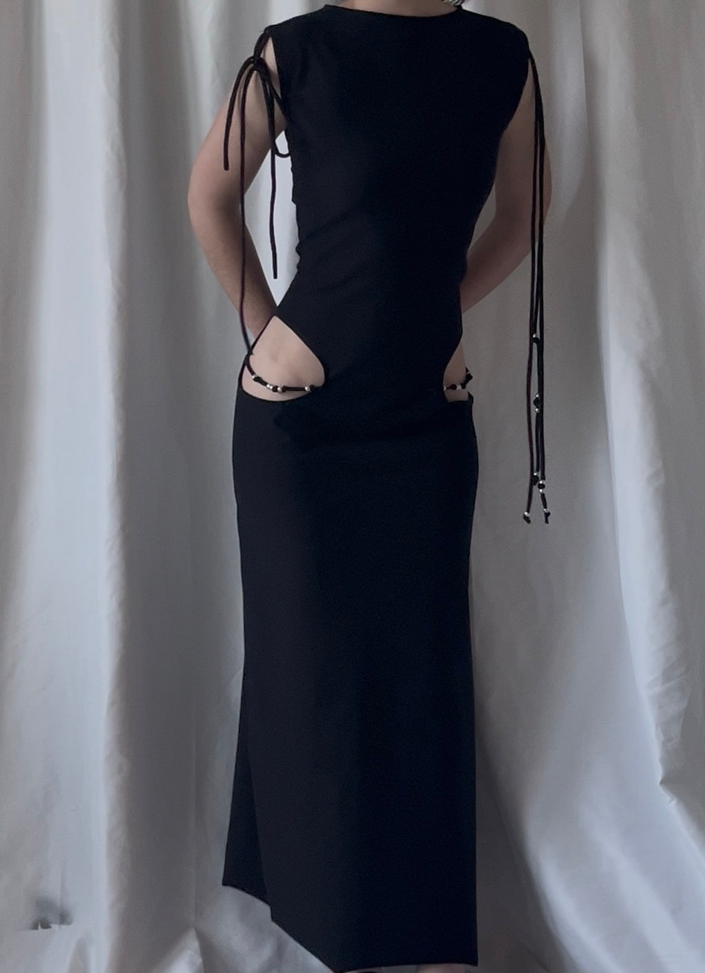 Robe longue sans manches découpe hanches