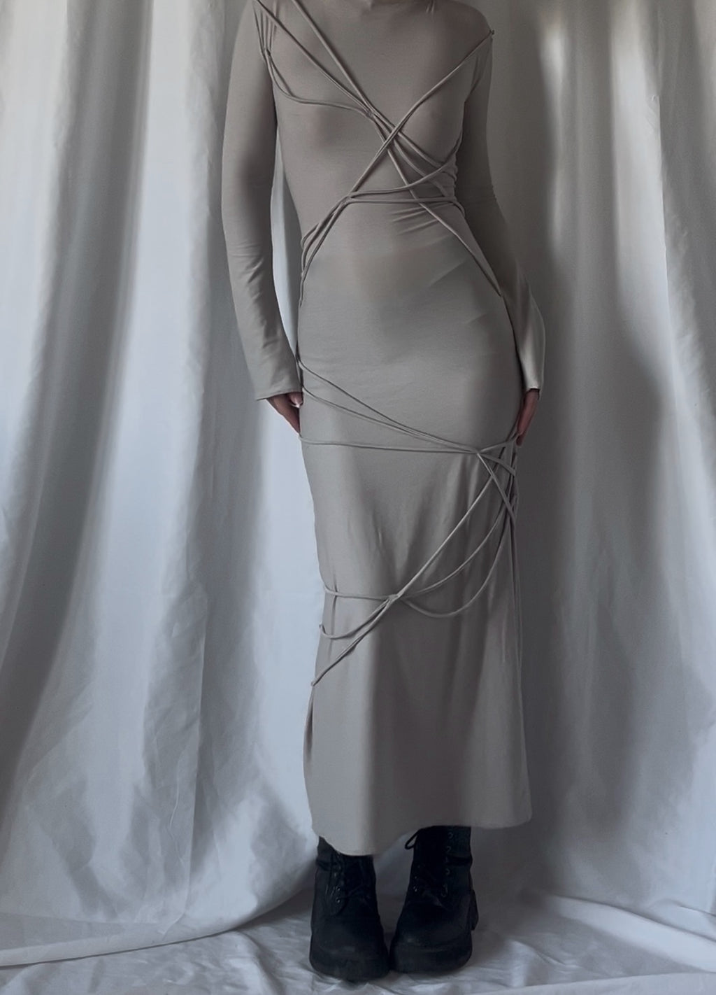 Robe à cordons noués
