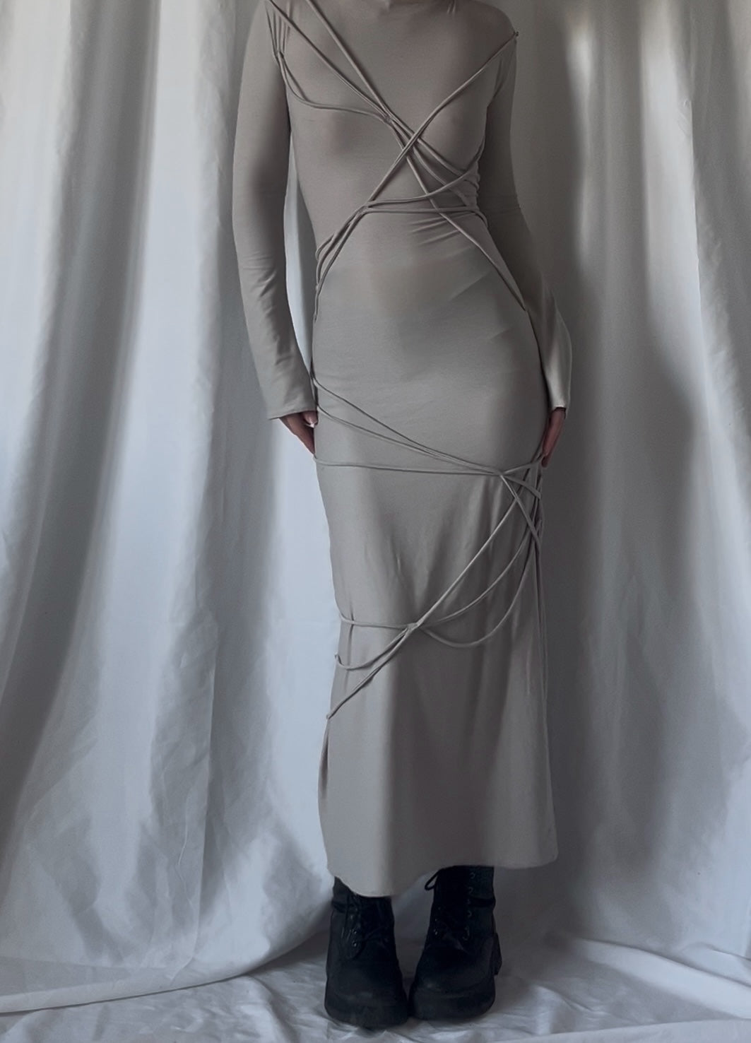 Robe à cordons noués