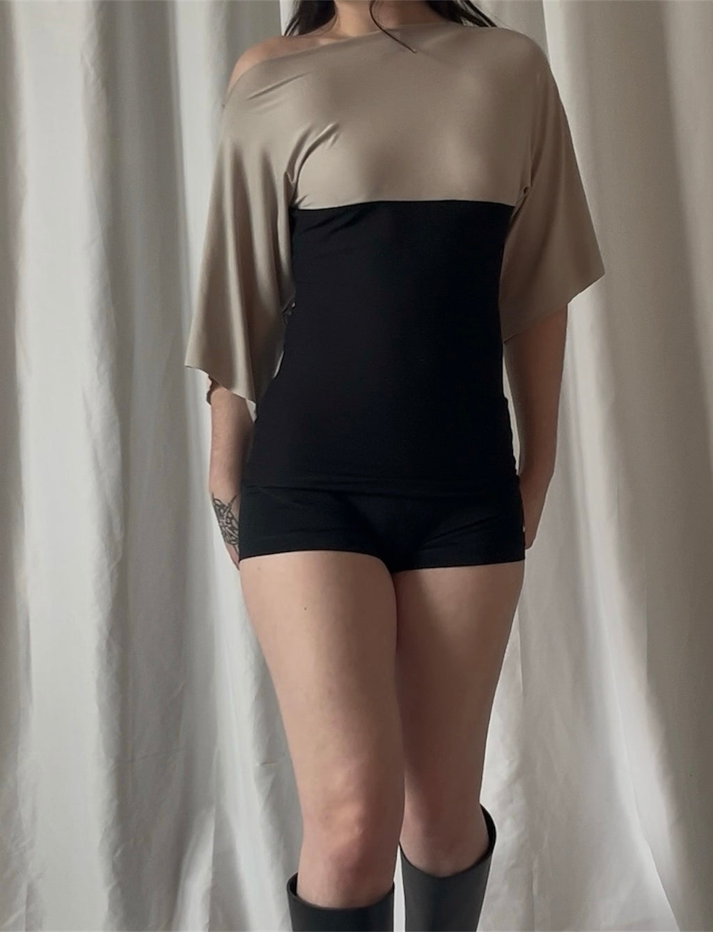 Haut manche off-shoulder bi-couleur