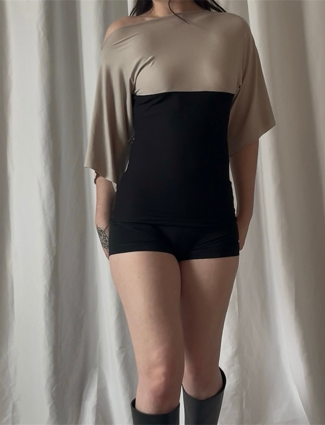 Haut manche off-shoulder bi-couleur