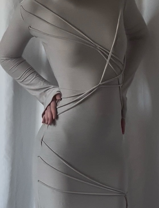 Robe à cordons noués