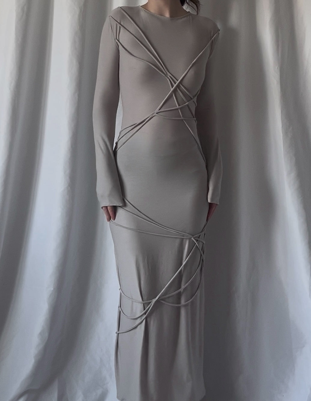 Robe à cordons noués