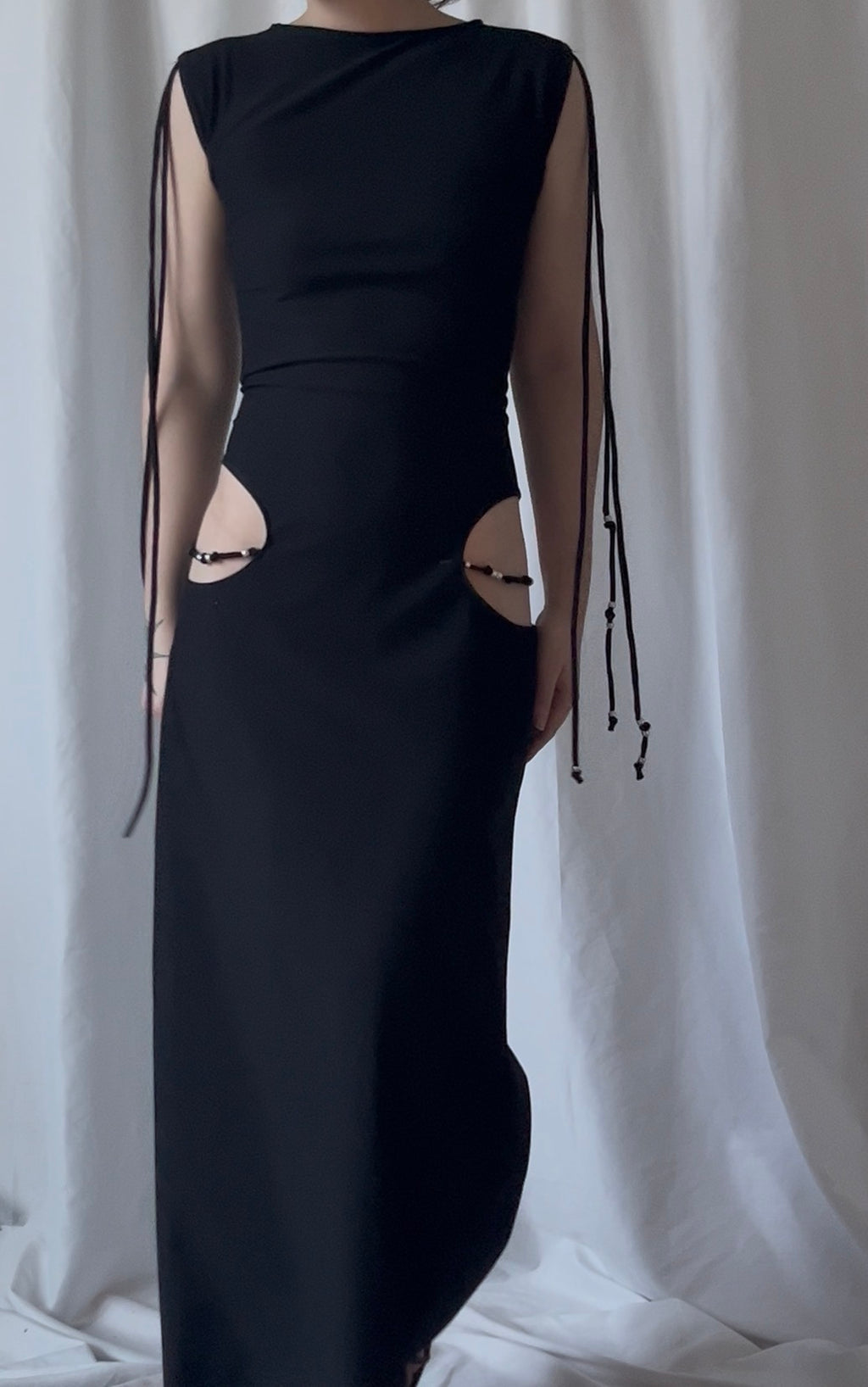 Robe longue sans manches découpe hanches