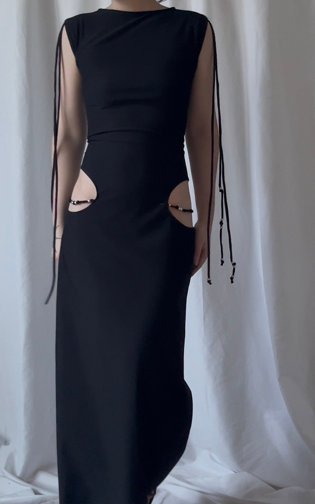 Robe longue sans manches découpe hanches