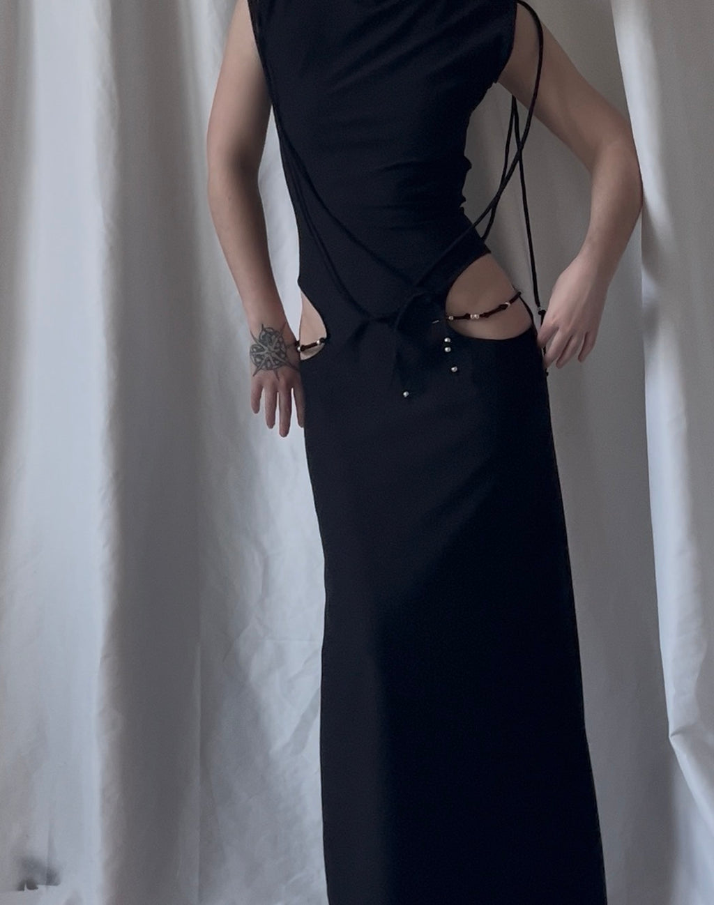 Robe longue sans manches découpe hanches