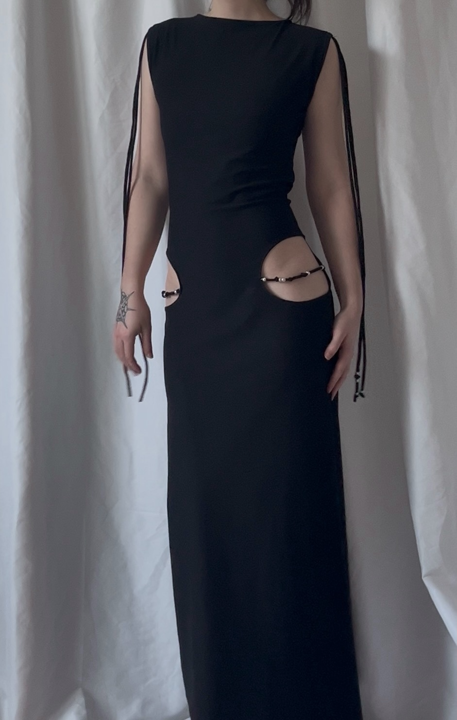 Robe longue sans manches découpe hanches