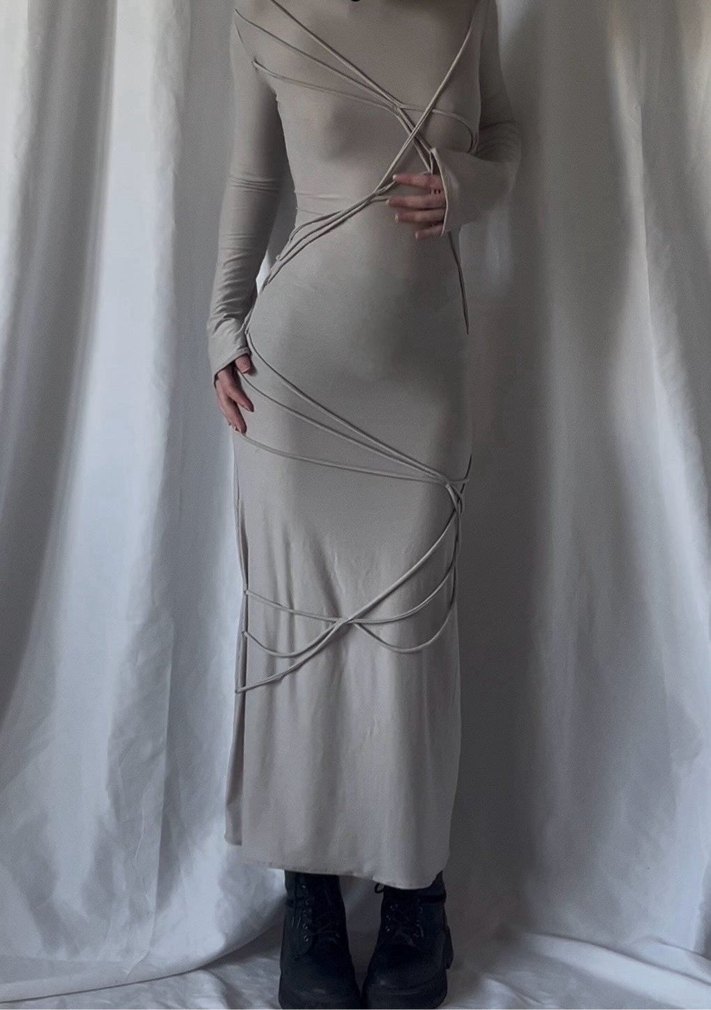 Robe à cordons noués