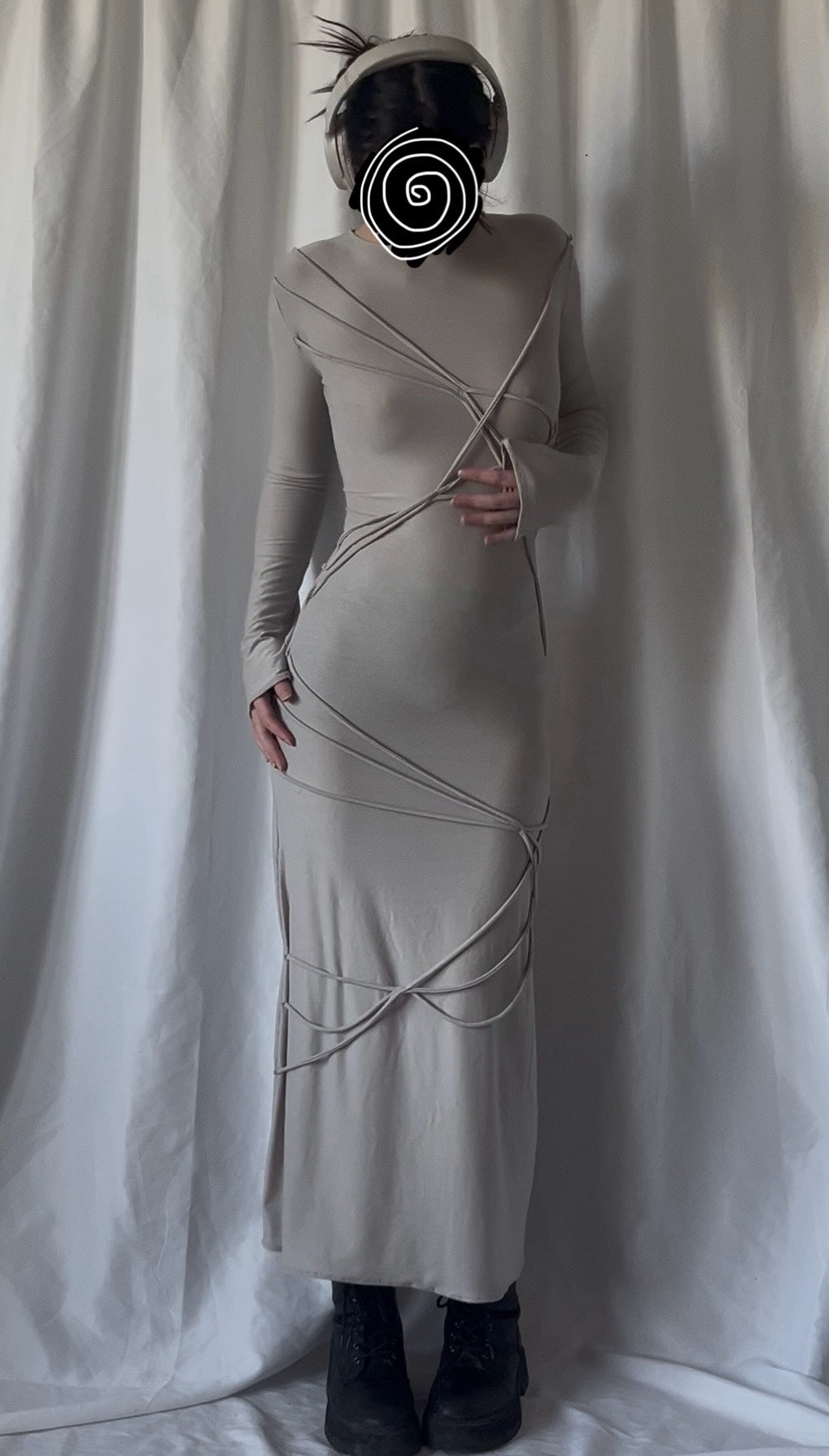 Robe à cordons noués