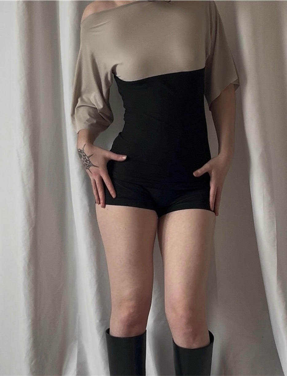 Haut manche off-shoulder bi-couleur