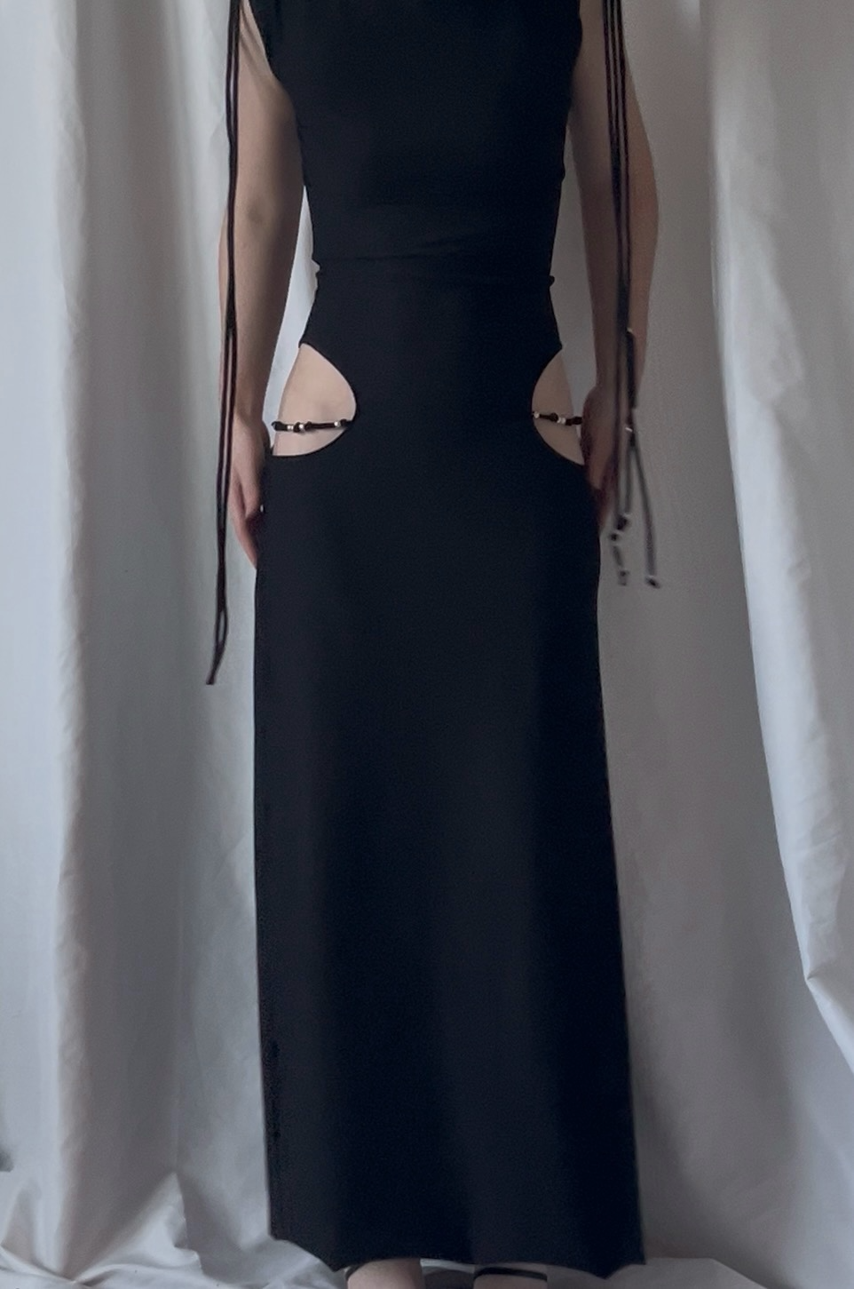 Robe longue sans manches découpe hanches