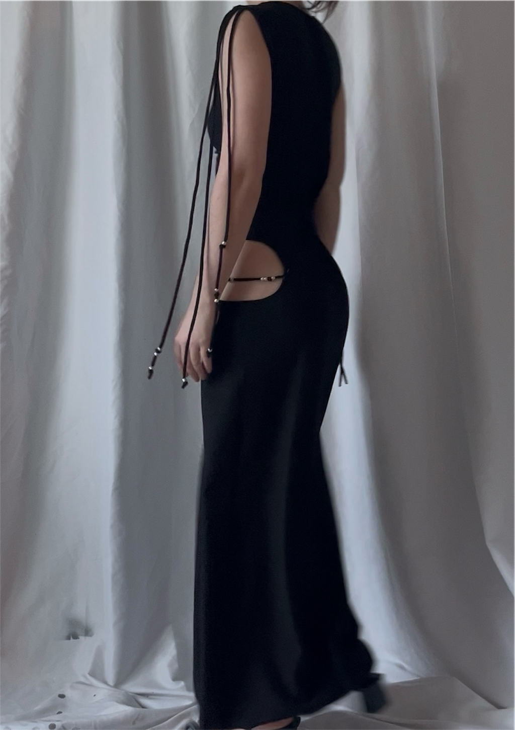 Robe longue sans manches découpe hanches