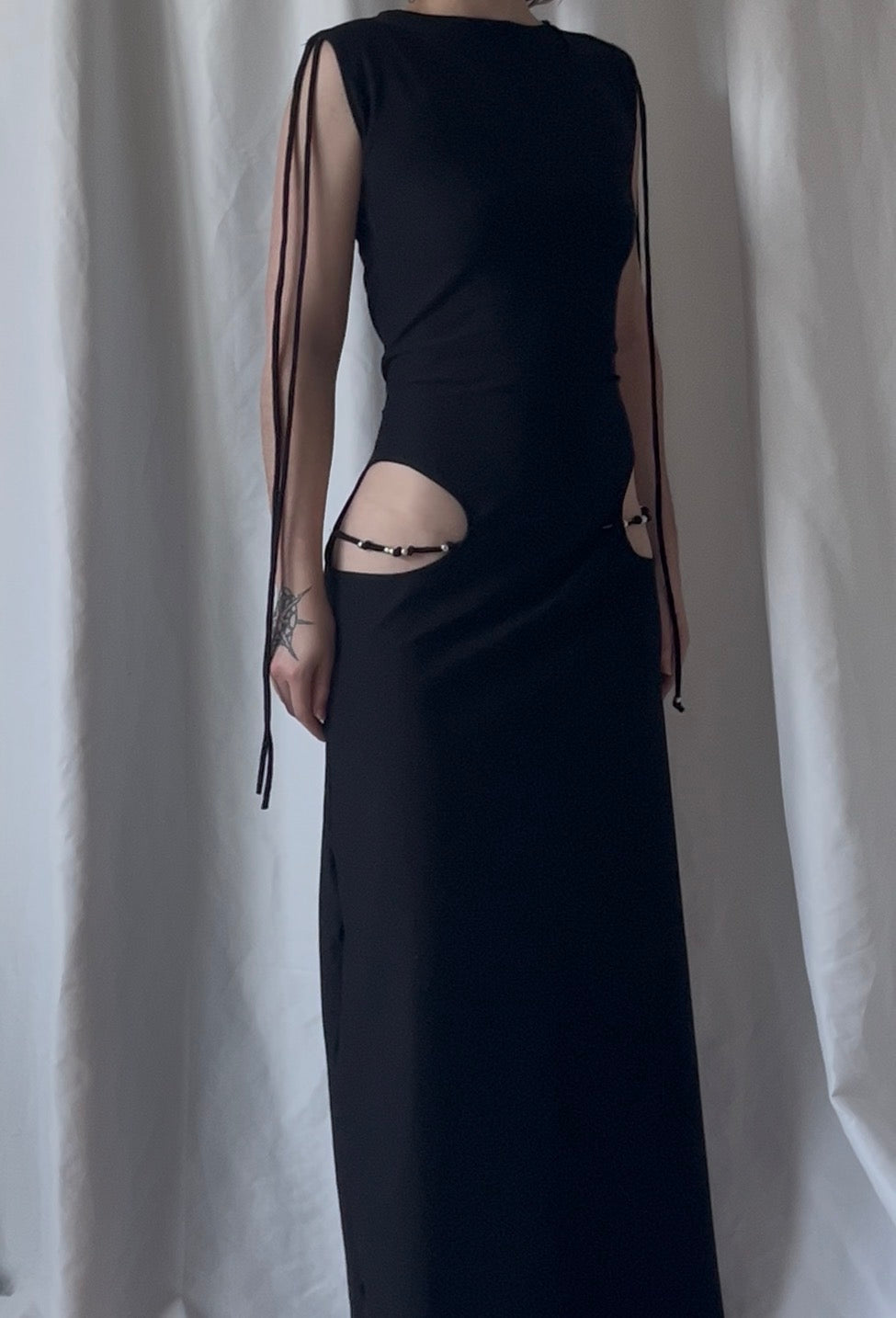 Robe longue sans manches découpe hanches