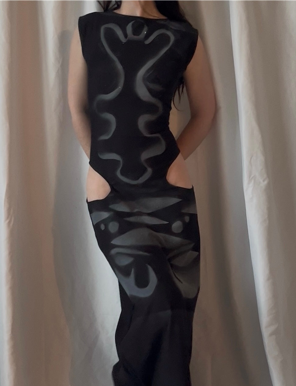 Robe longue découpes hanches peinture tribale