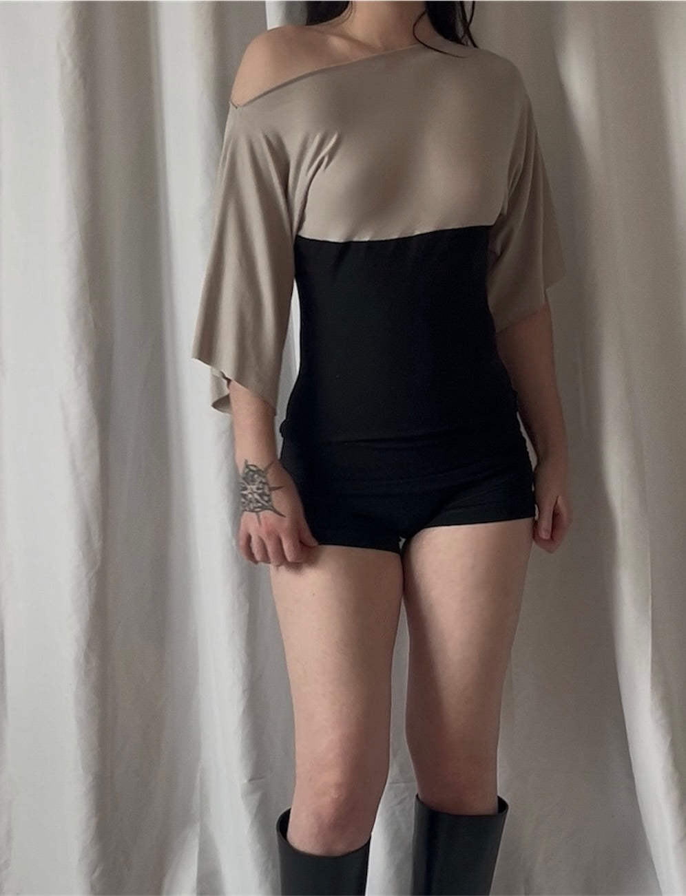 Haut manche off-shoulder bi-couleur