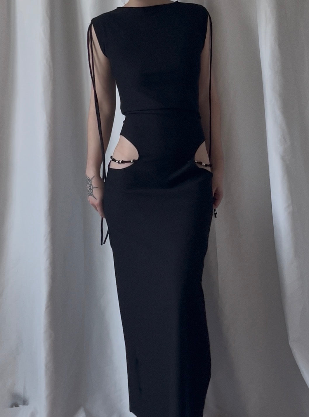 Robe longue sans manches découpe hanches