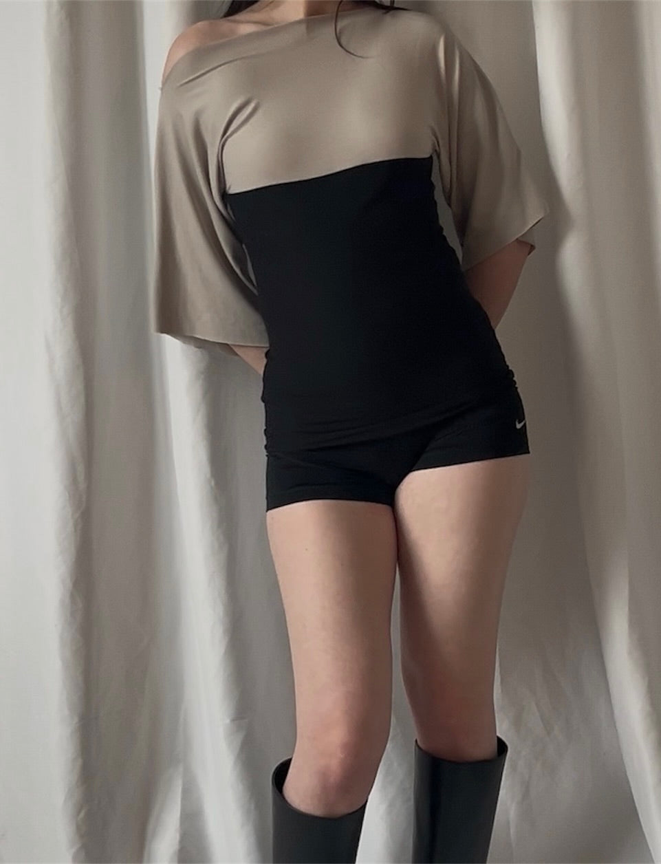 Haut manche off-shoulder bi-couleur