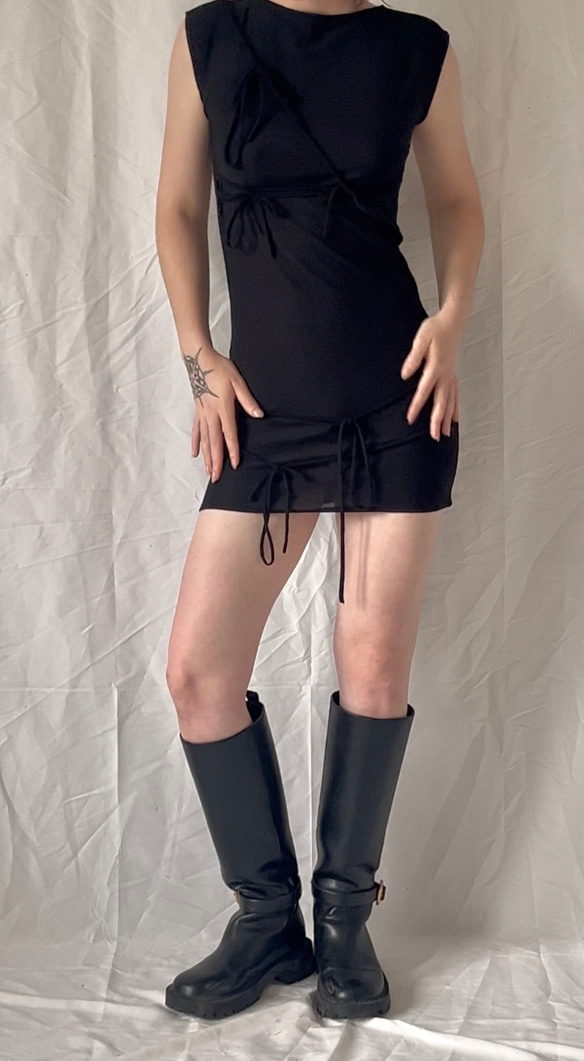 Robe à cordons nouable