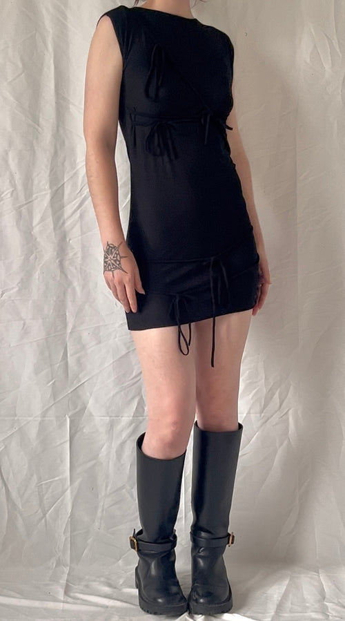 Robe à cordons nouable