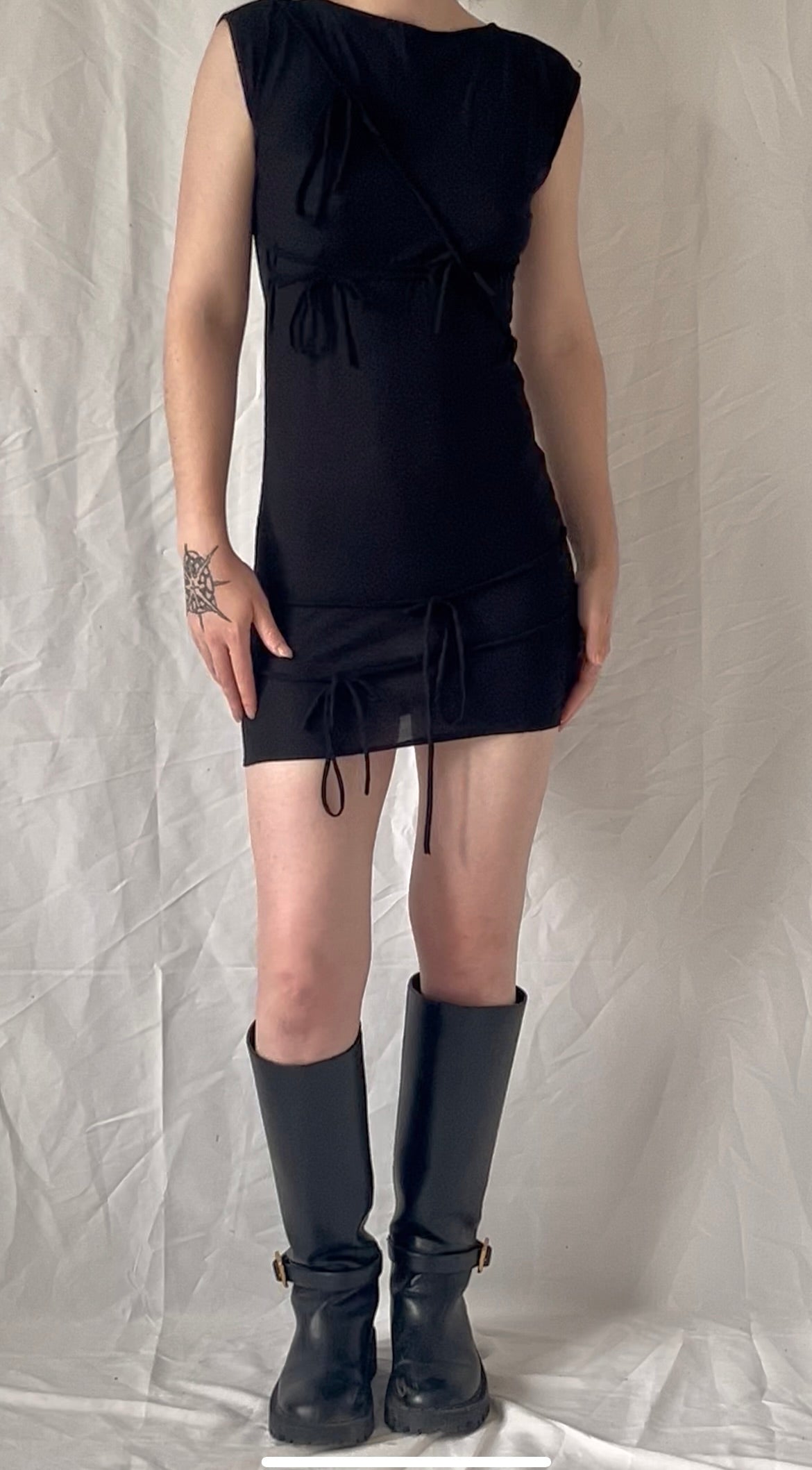 Robe à cordons nouable