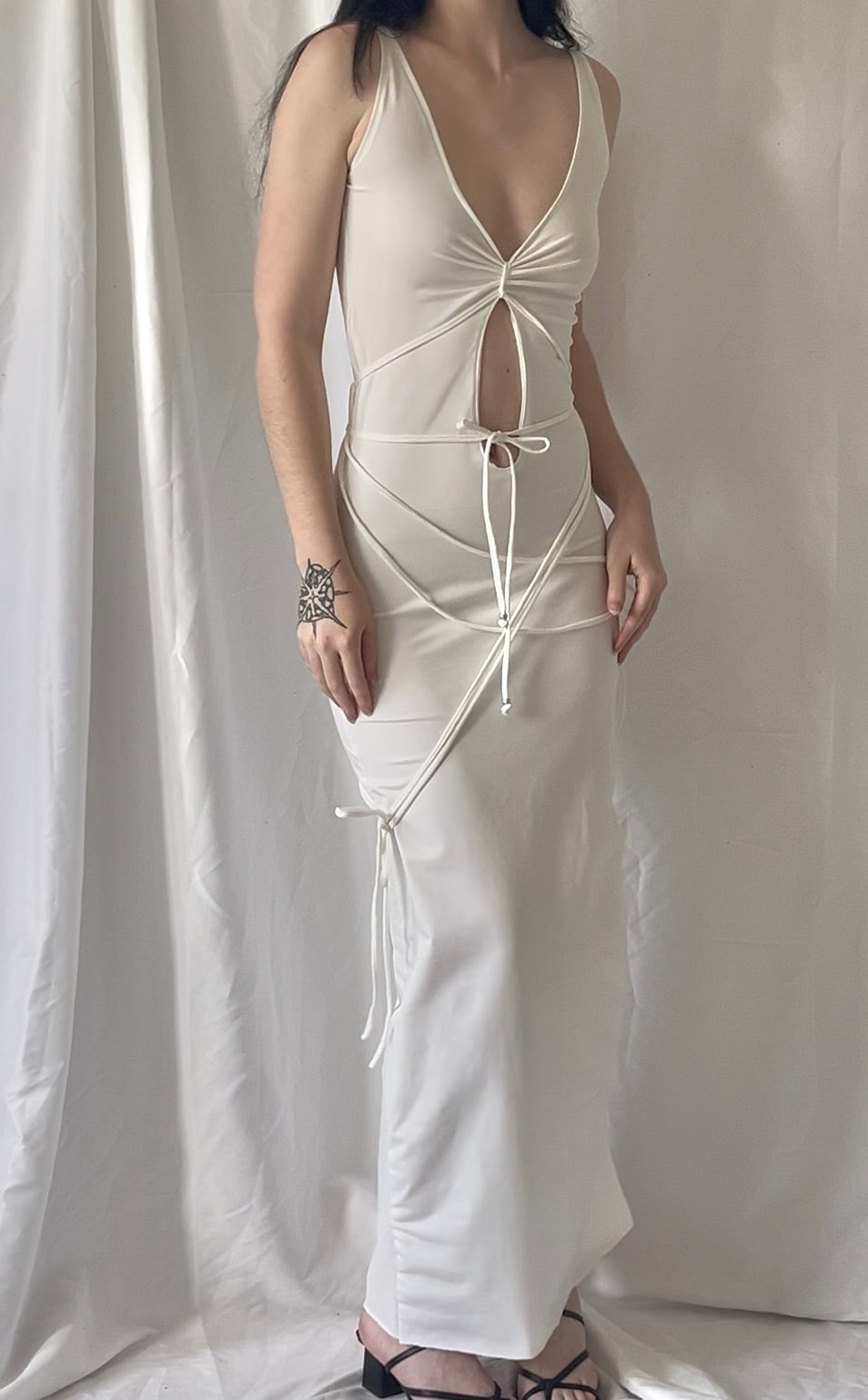 Robe longue col V froncé