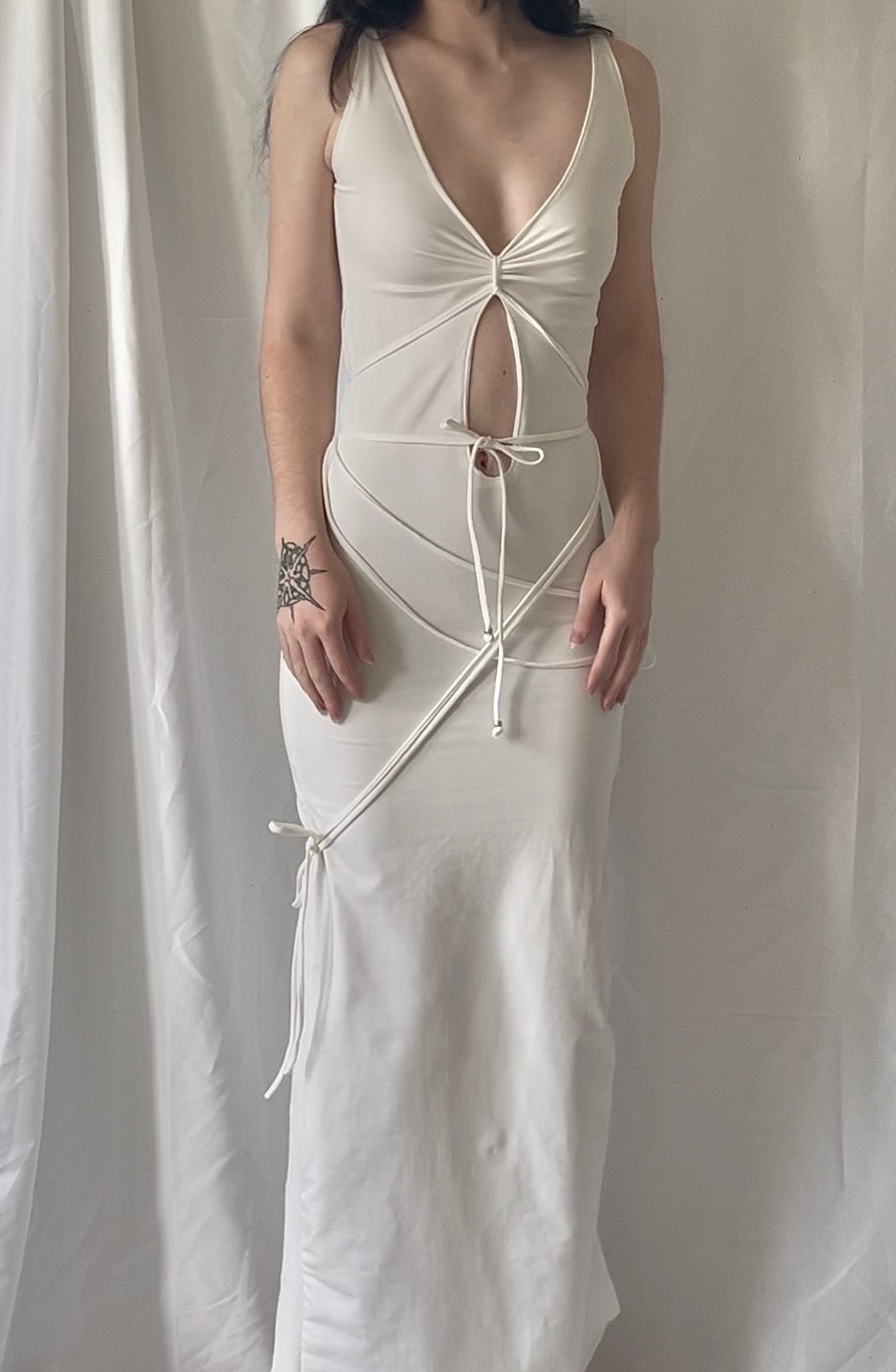 Robe longue col V froncé