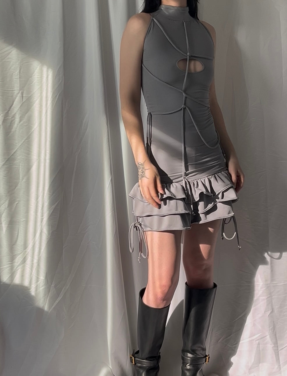 Robe courte à fronces et cordons