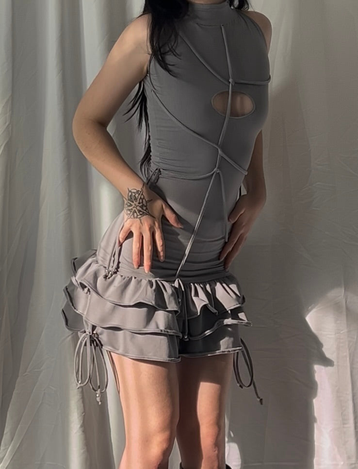Robe courte à fronces et cordons
