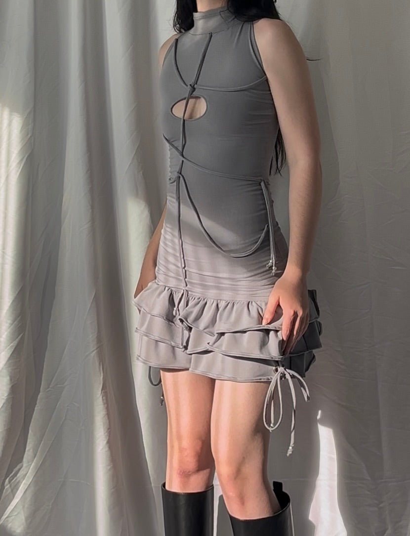 Robe courte à fronces et cordons
