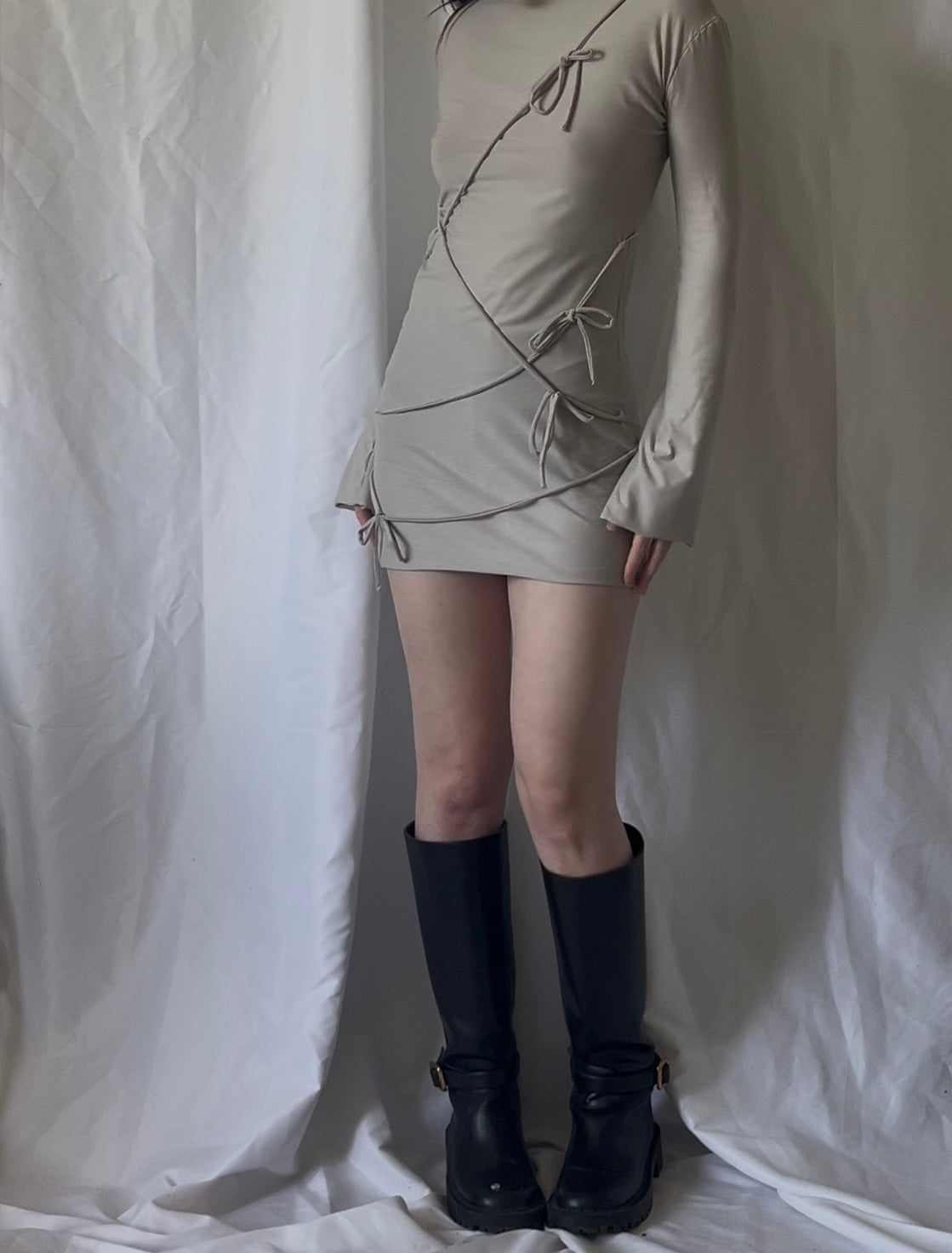 Robe courte cordons asymétriques et manches longues