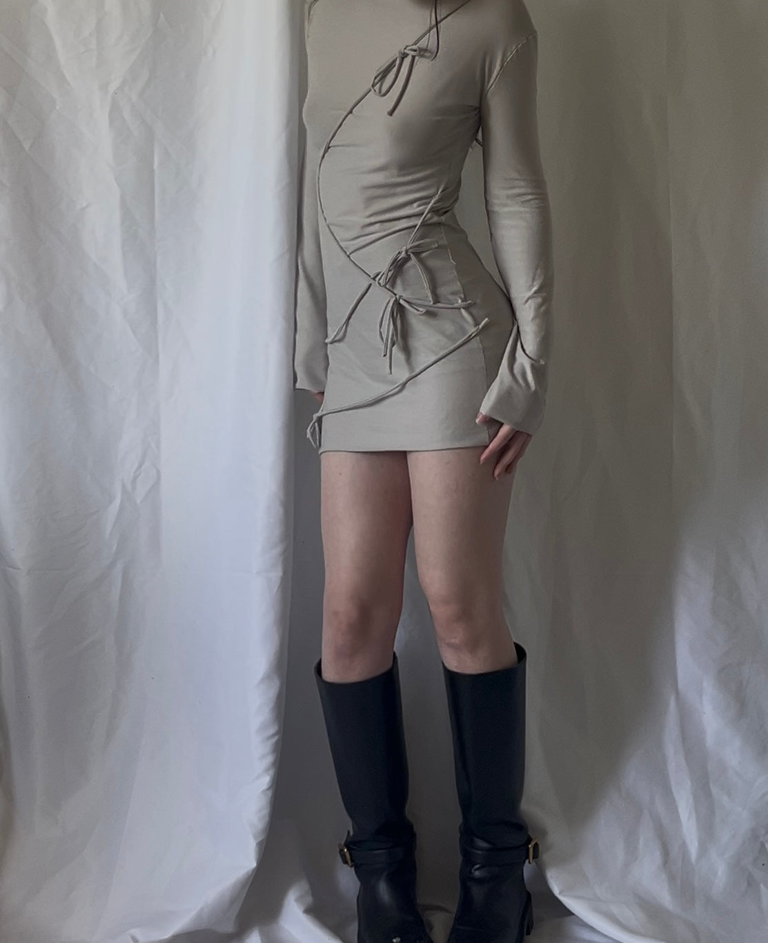 Robe courte cordons asymétriques et manches longues