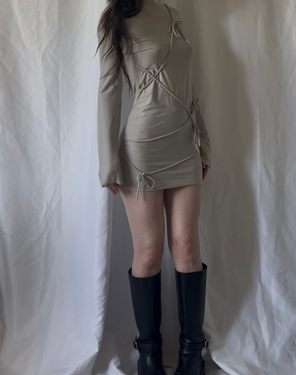 Robe courte cordons asymétriques et manches longues