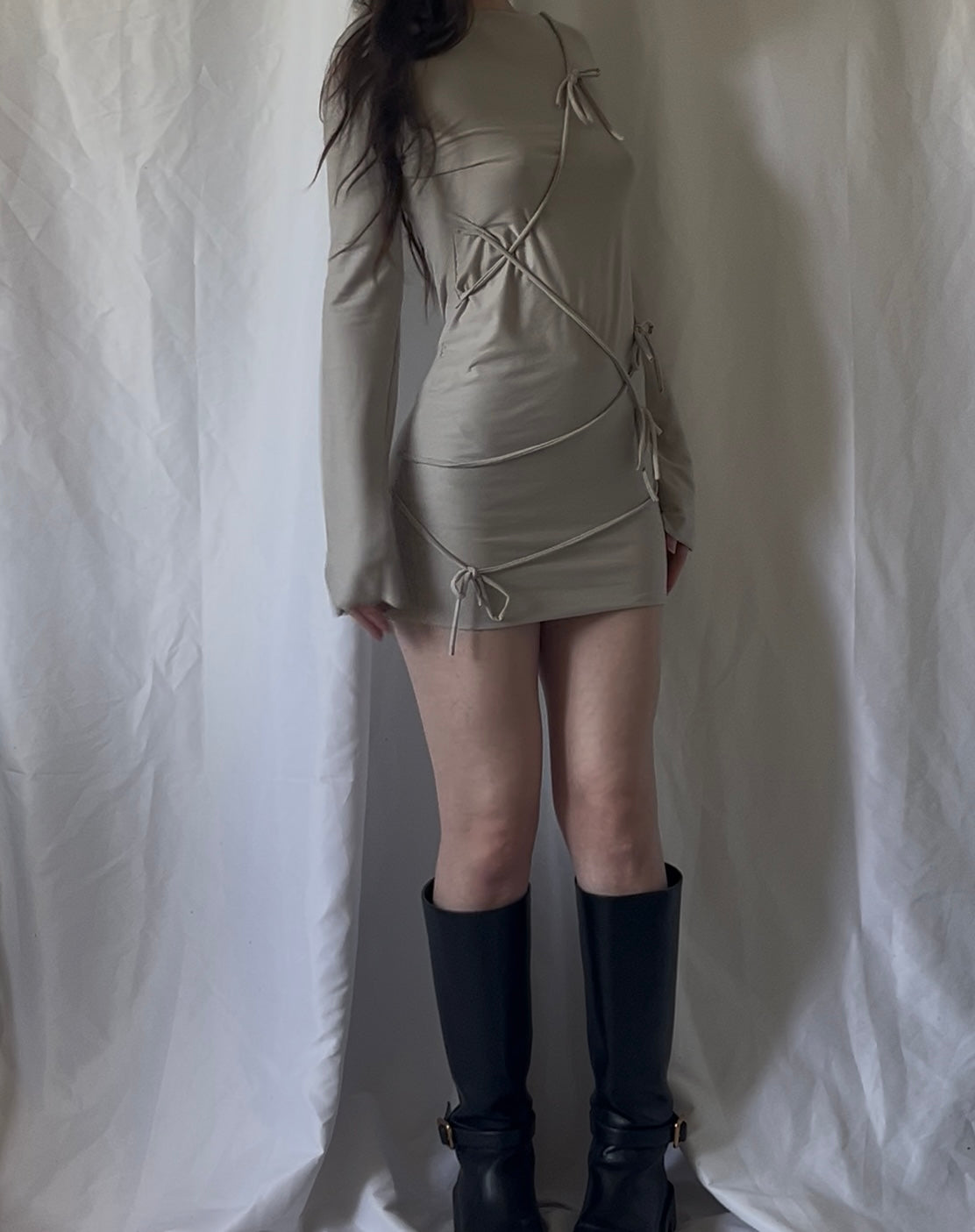 Robe courte cordons asymétriques et manches longues