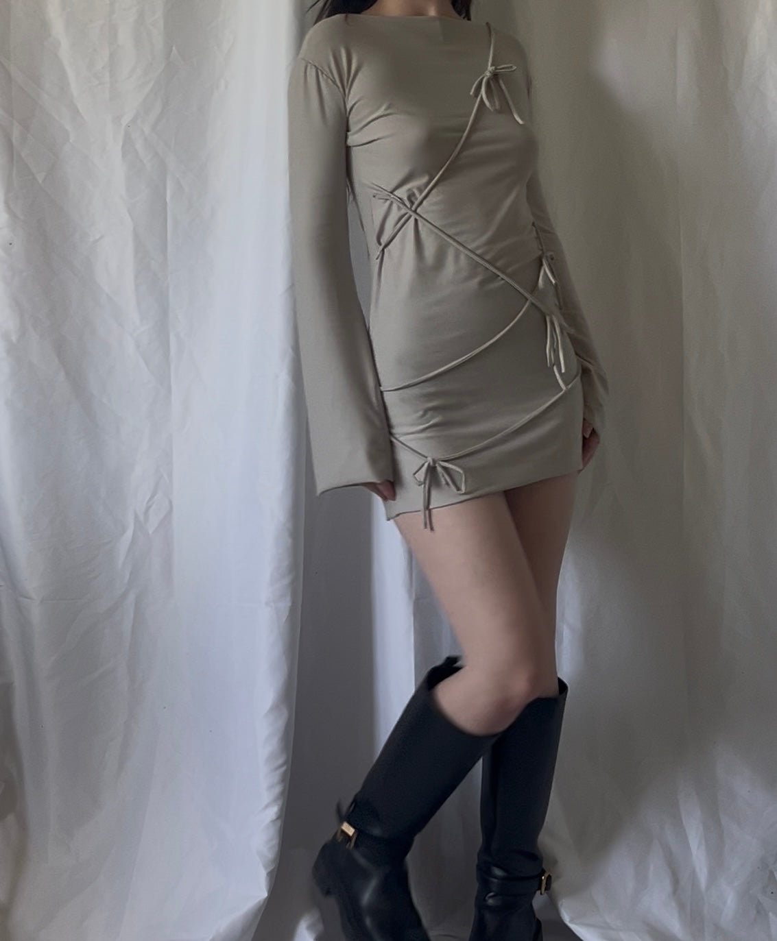 Robe courte cordons asymétriques et manches longues