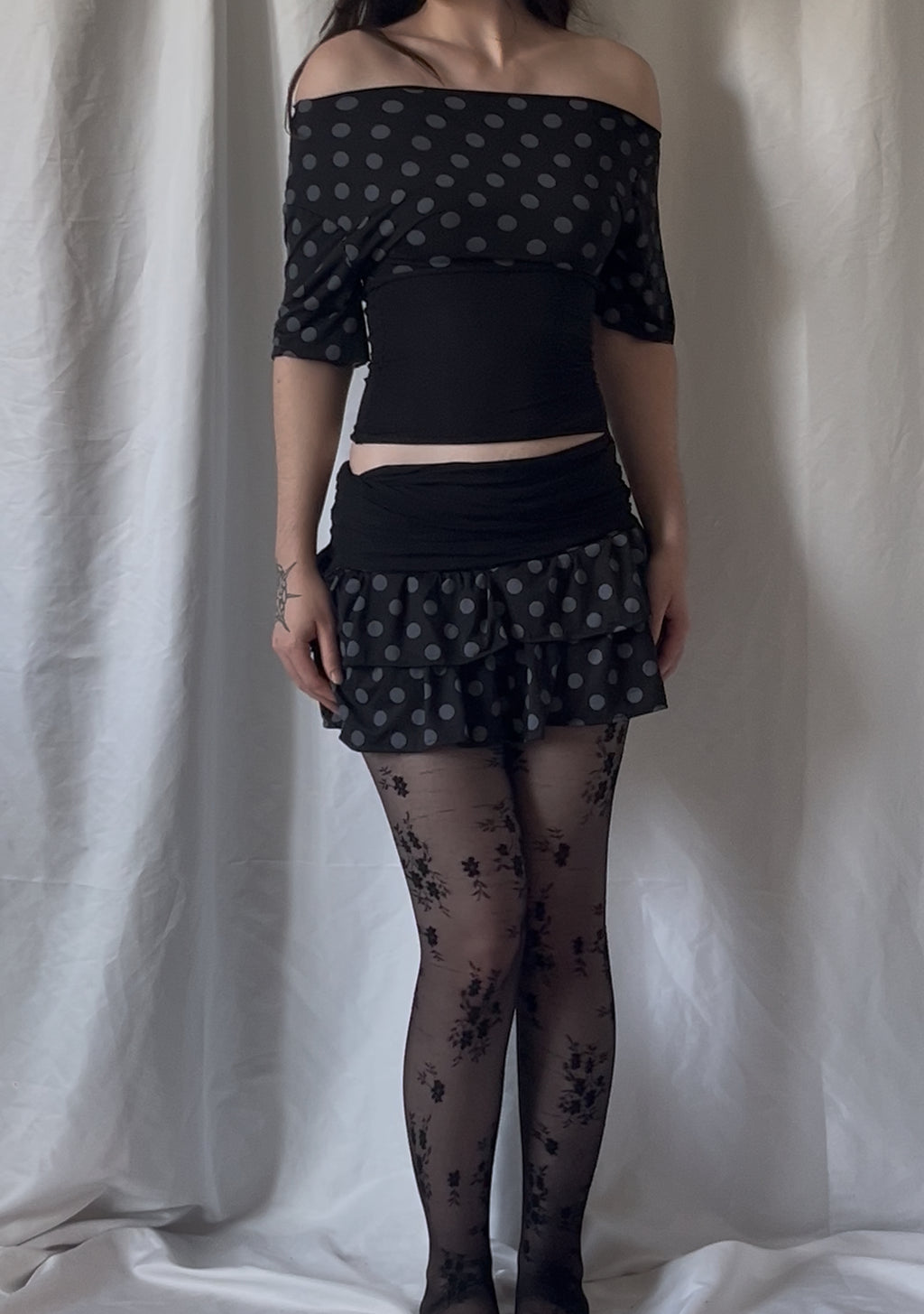 T-shirt manche off-shoulder bi-couleur