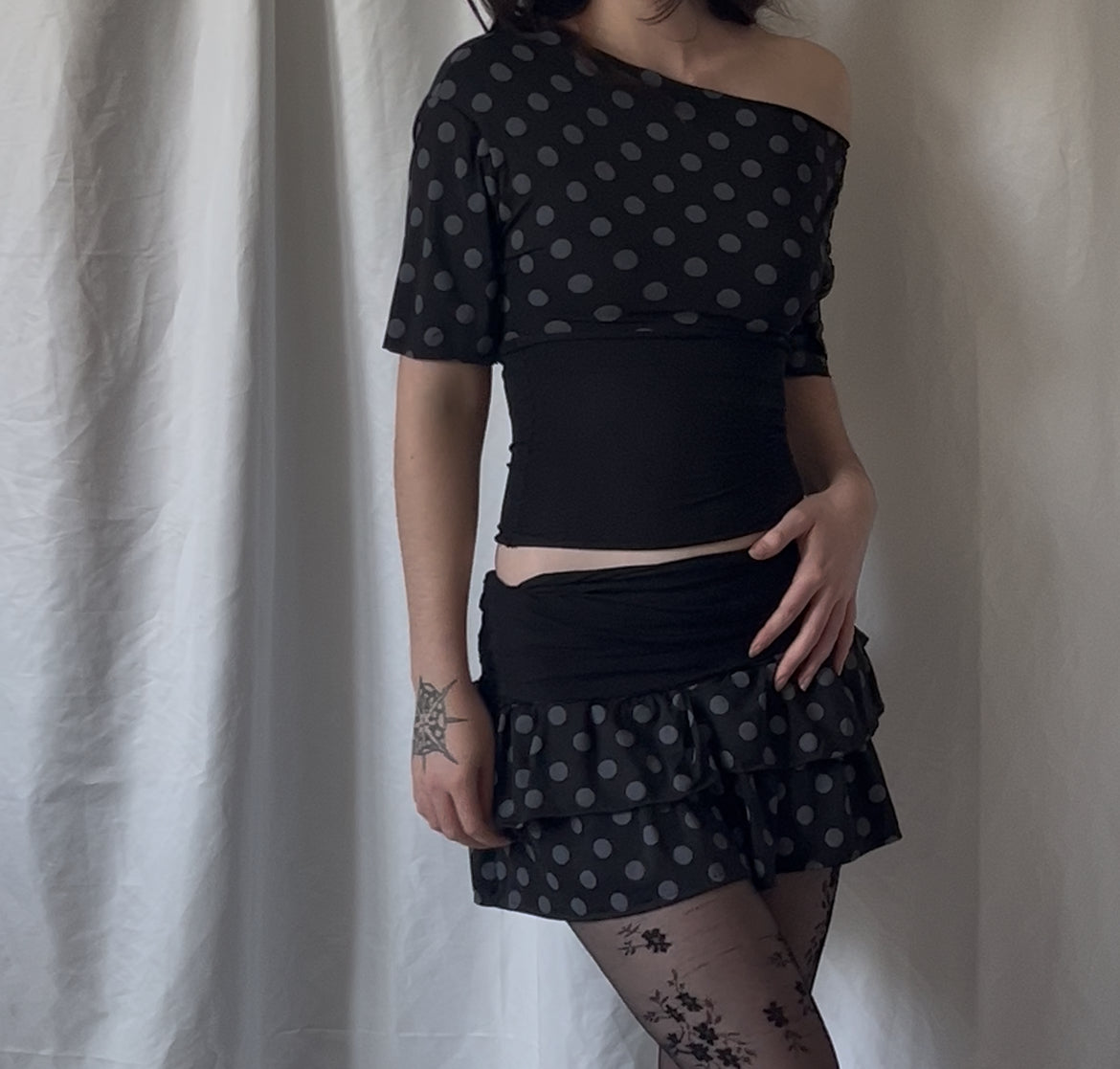 T-shirt manche off-shoulder bi-couleur