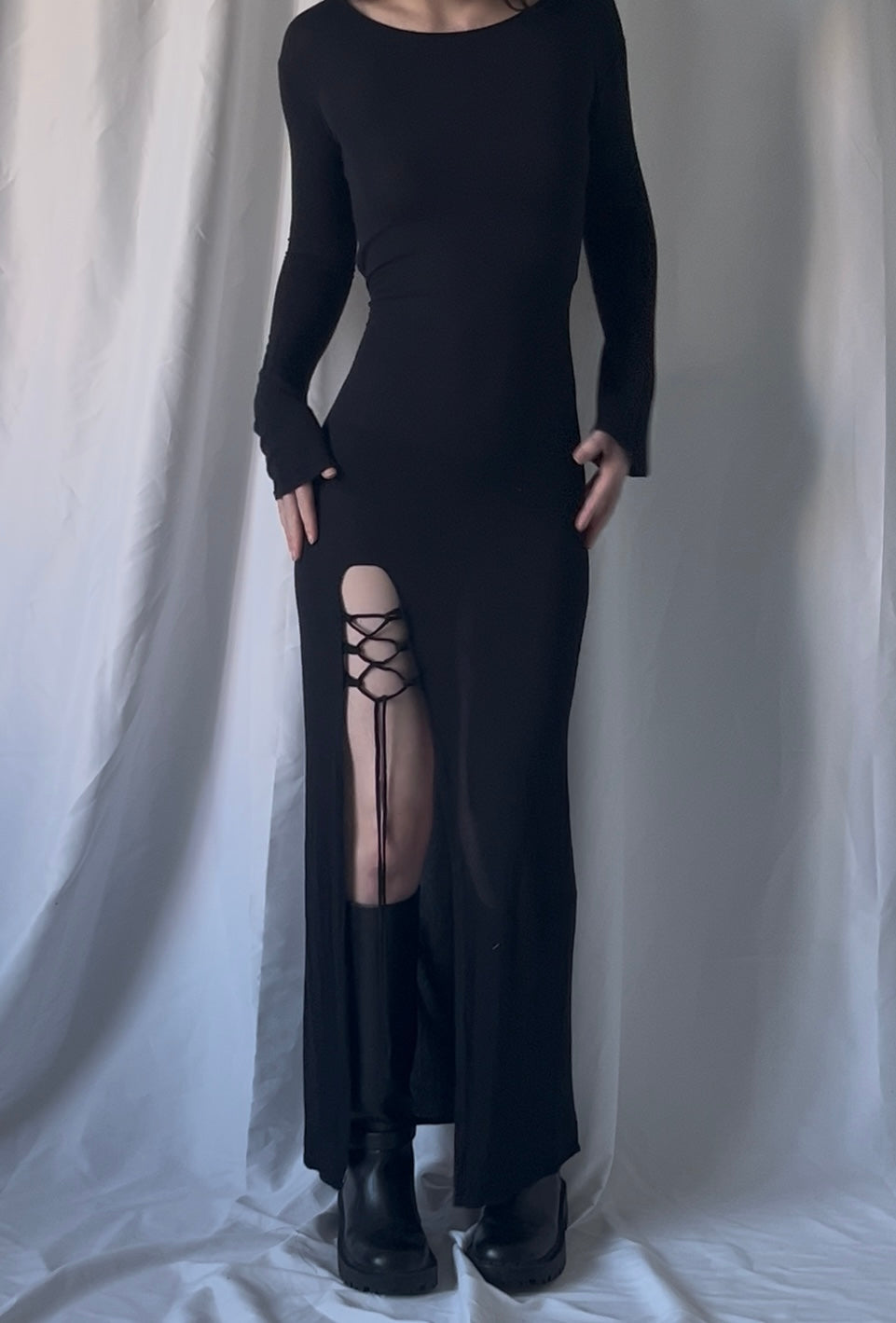 Robe fendue à la cuisse