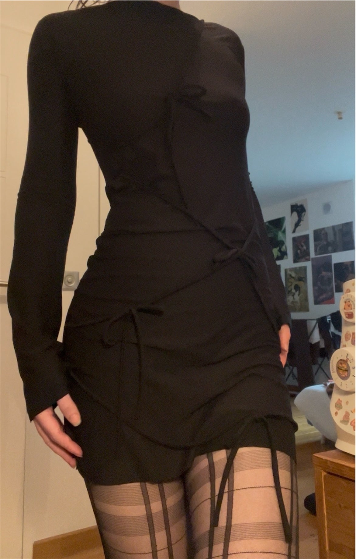 Robe courte cordons asymétriques et manches longues