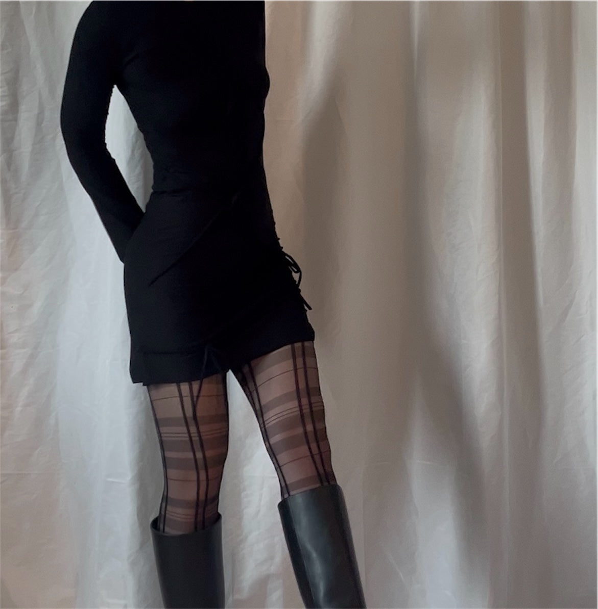 Robe courte cordons asymétriques et manches longues